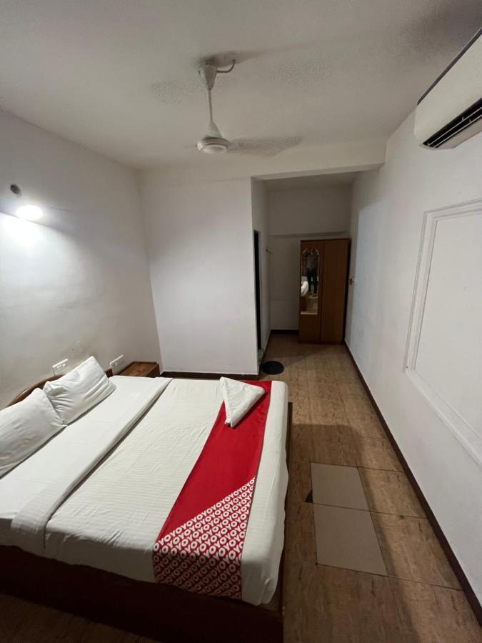 Tower 21 Regency Hotel Kochi Exterior photo
